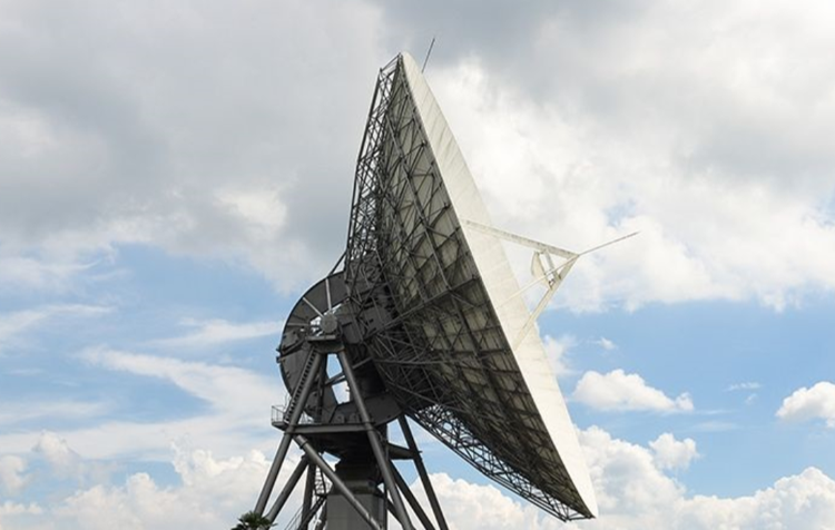 基地局は人工衛星！ 災害時にもつながる『イリジウム携帯』