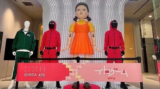 「ヨンヒ人形」と主人公・仮面の男たちの衣装