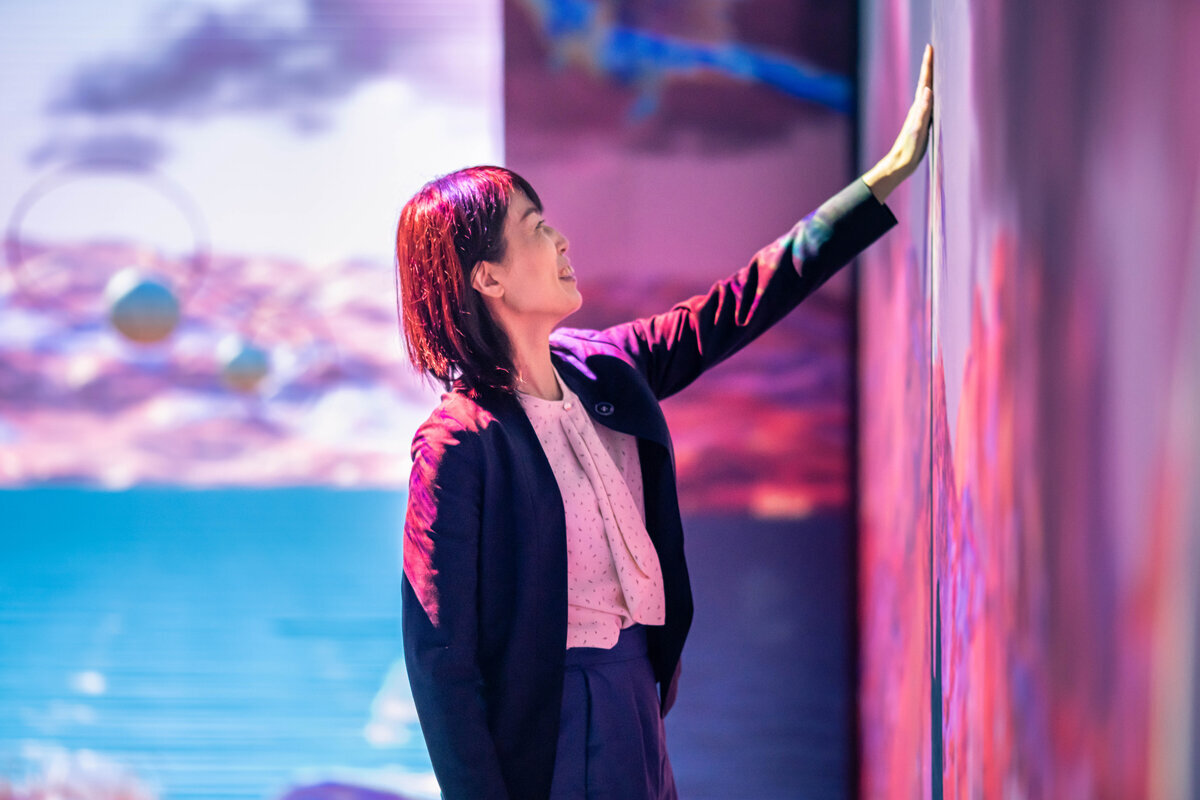 暁の惑星で散策される山崎直子さん2